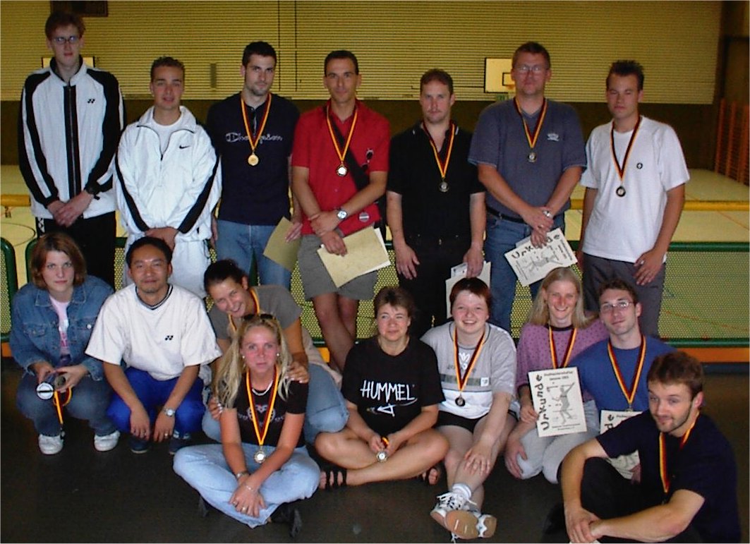 Das Bild zeigt die glücklichen und erschöpften SiegerInnen der Stadtmeisterschaften 2003